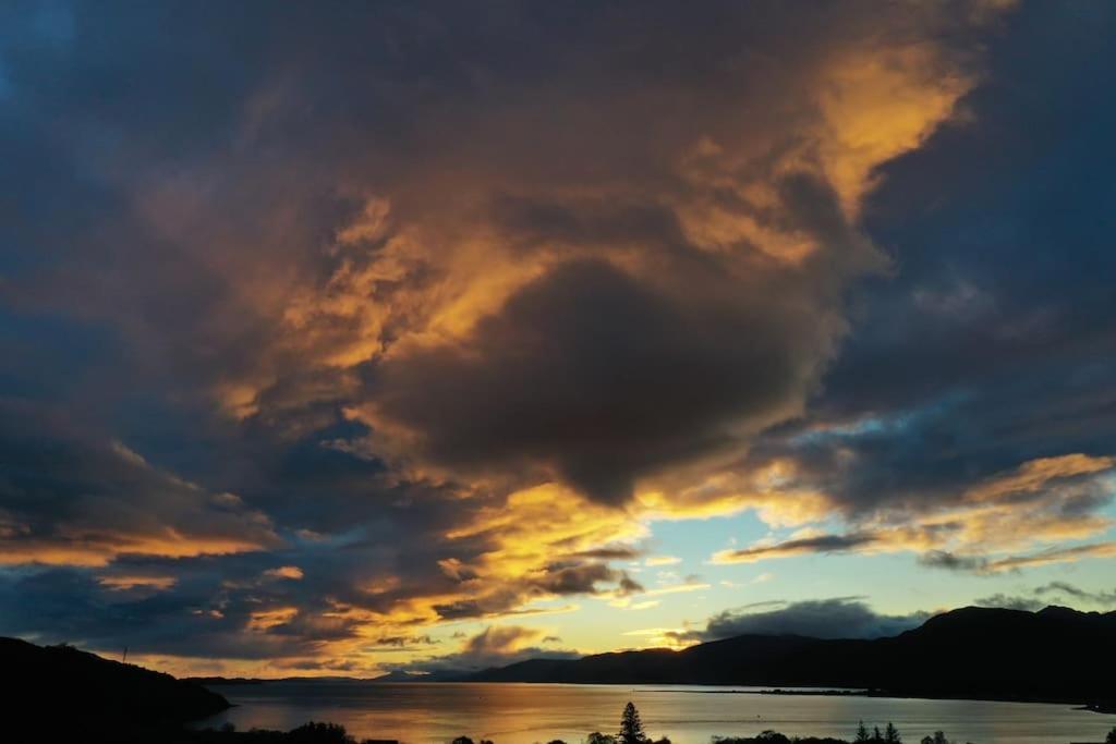 1 Bedroom Cabin With Mountain & Loch Views - Quiet Location Between Glencoe & Ben Nevis Corran  Ngoại thất bức ảnh